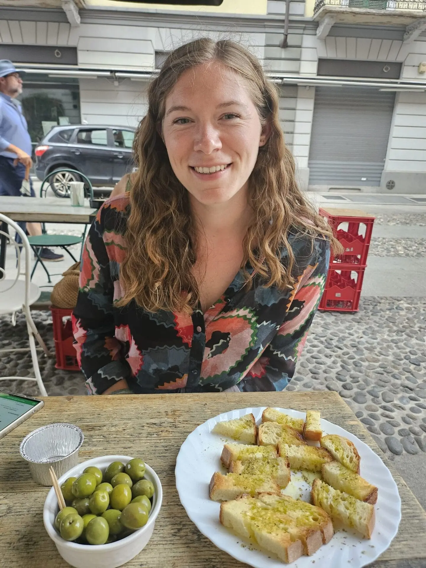 Juliette très heureuse après avoir renversé de l'huile d'olive sur ma chemise