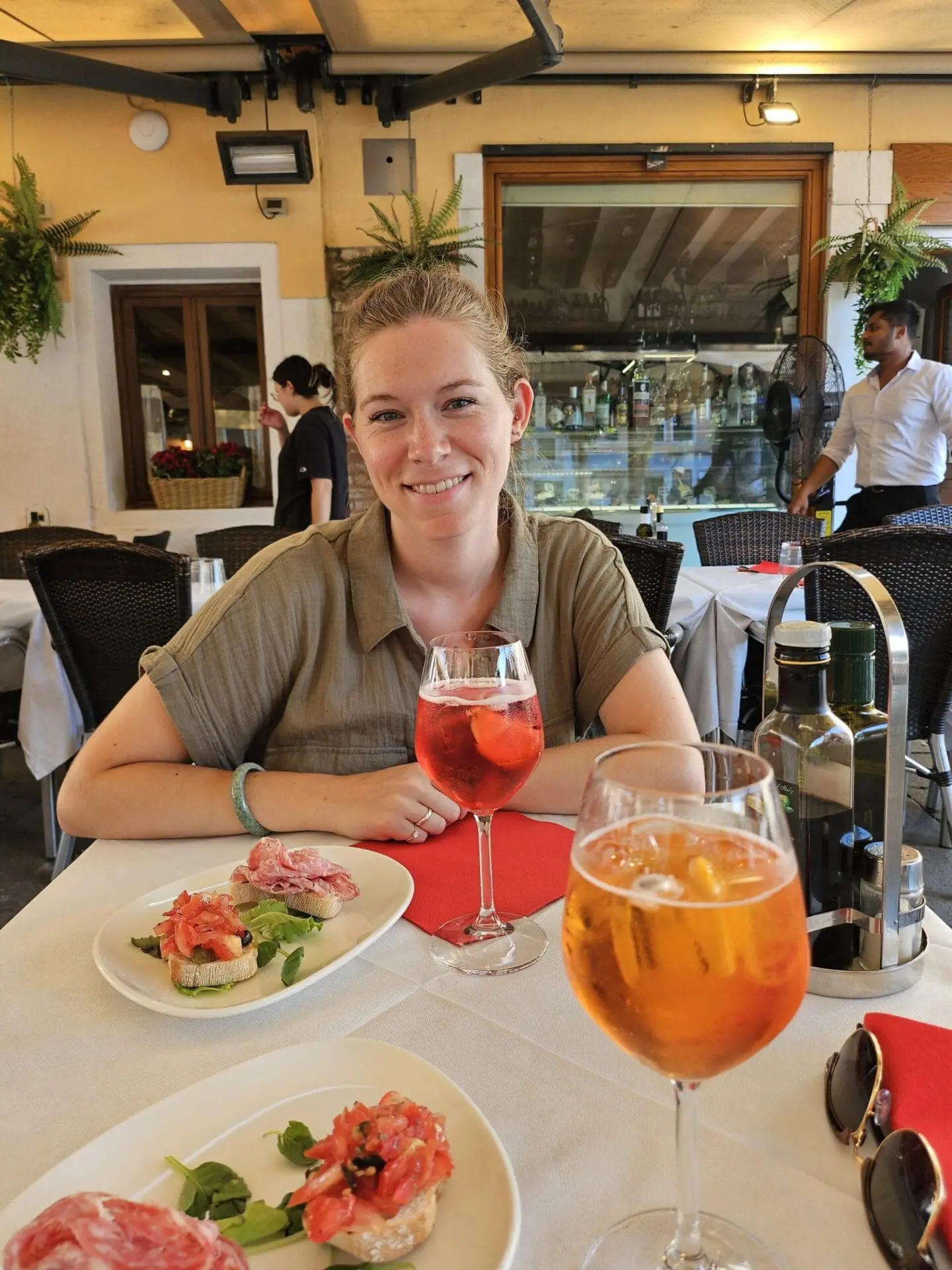 Juliette qui boit un Spritz