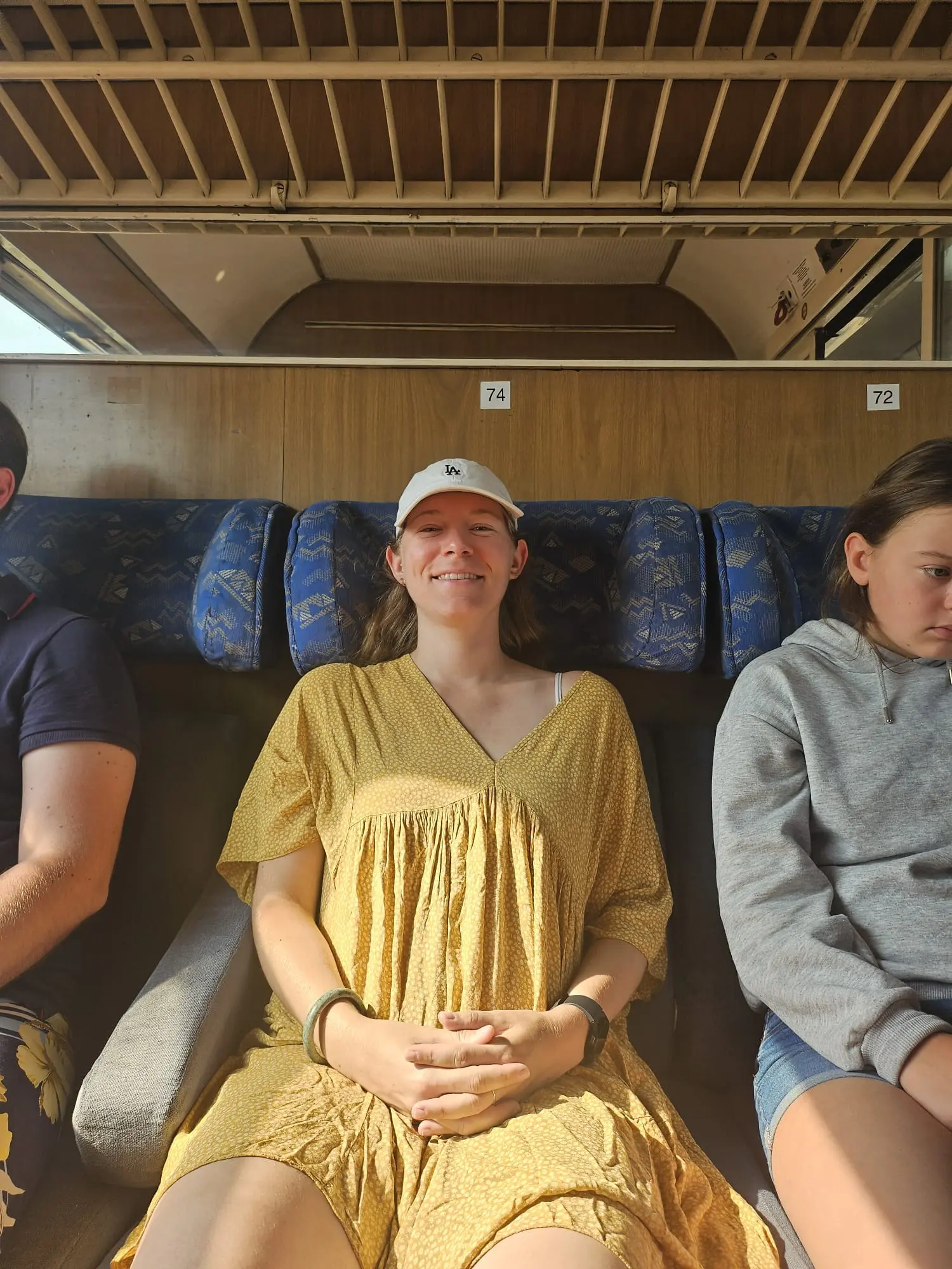 Juliette très heureuse d'être dans le train
