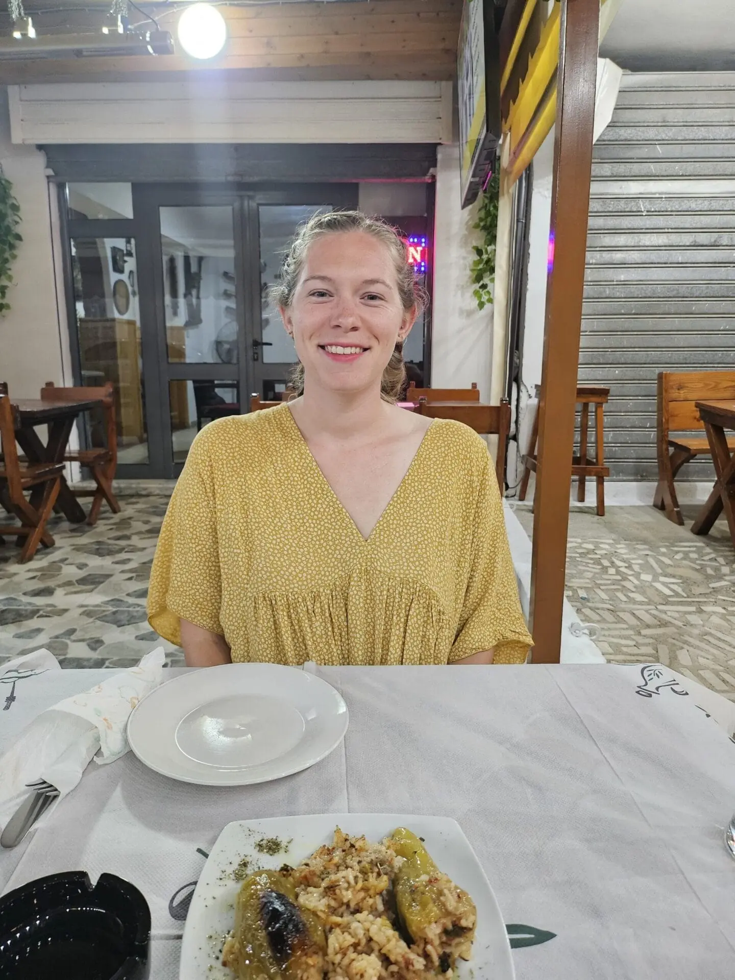 Juliette très contente devant un légume