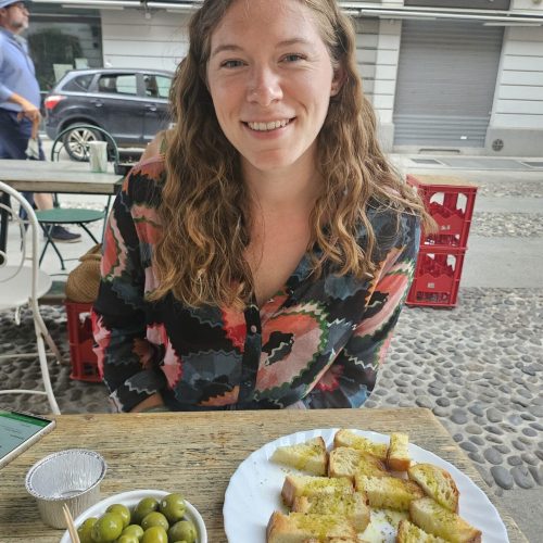 Juliette très heureuse après avoir renversé de l'huile d'olive sur ma chemise