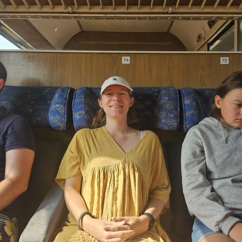 Juliette très heureuse d'être dans le train