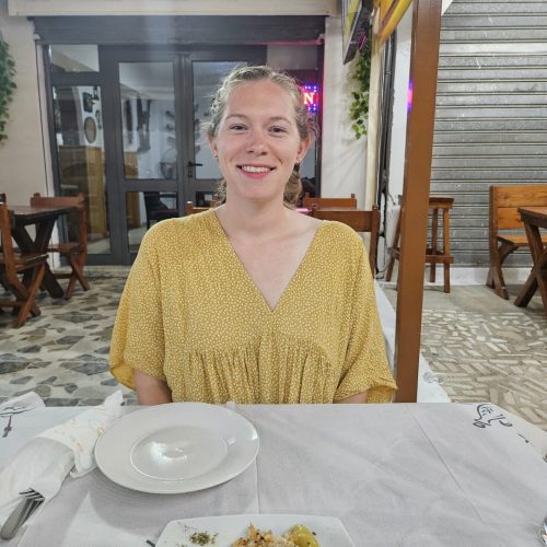 Juliette très contente devant un légume